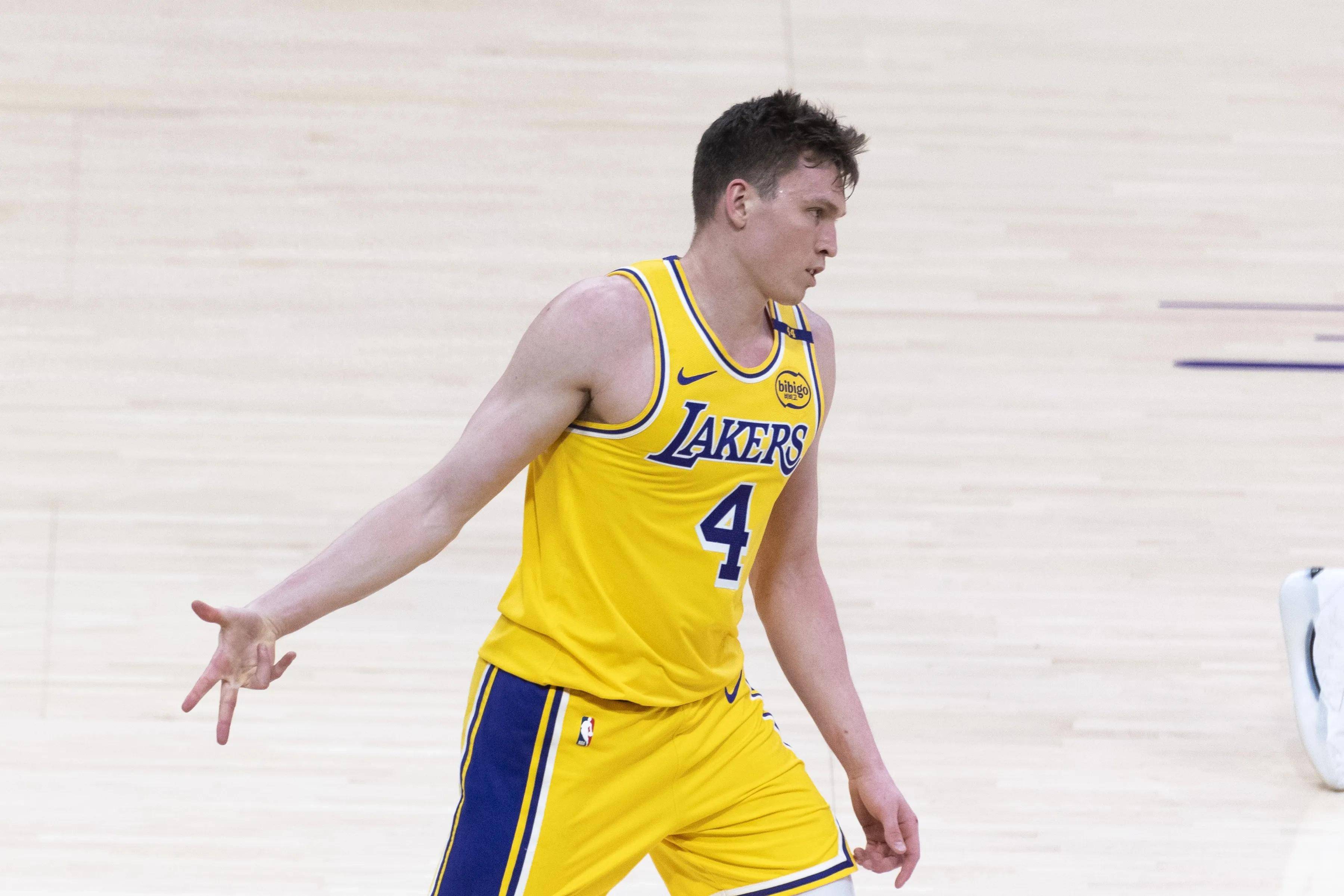 亚博体育投注入口-湖人队季后赛出局，主帅宣布引咎辞职，分析经营.-亚博体育投注入口