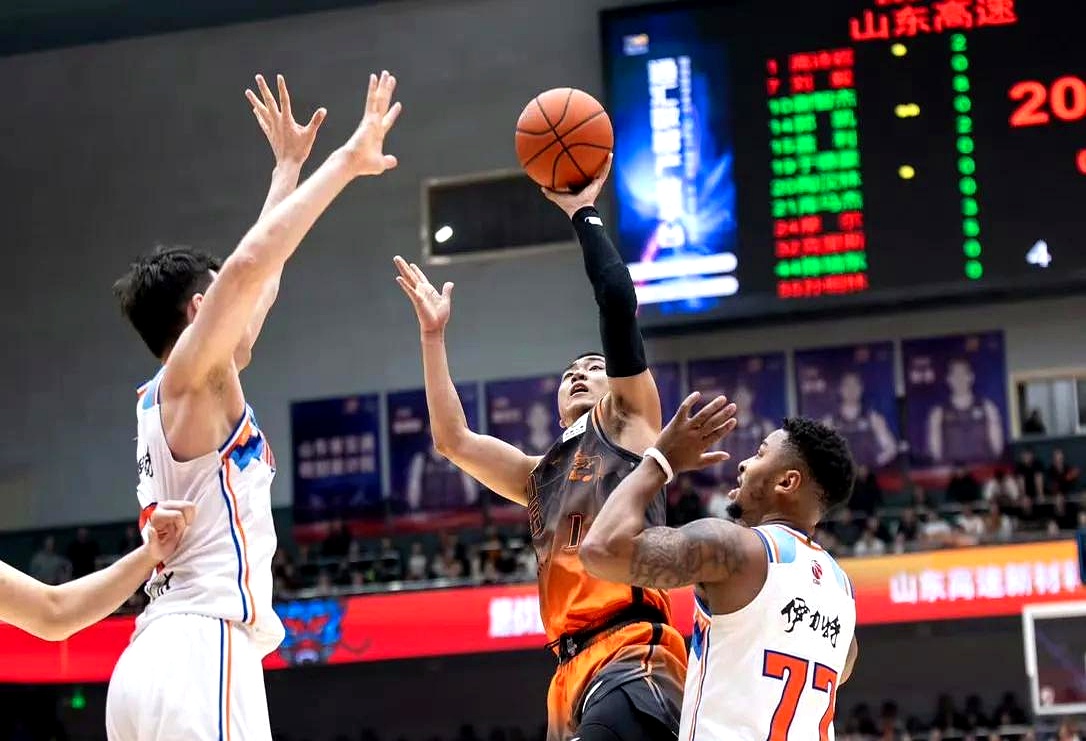 转折点！山东男篮完成体检，西甲冲刺阶段攻防权衡，管理层满意，数据趋势出现新变化